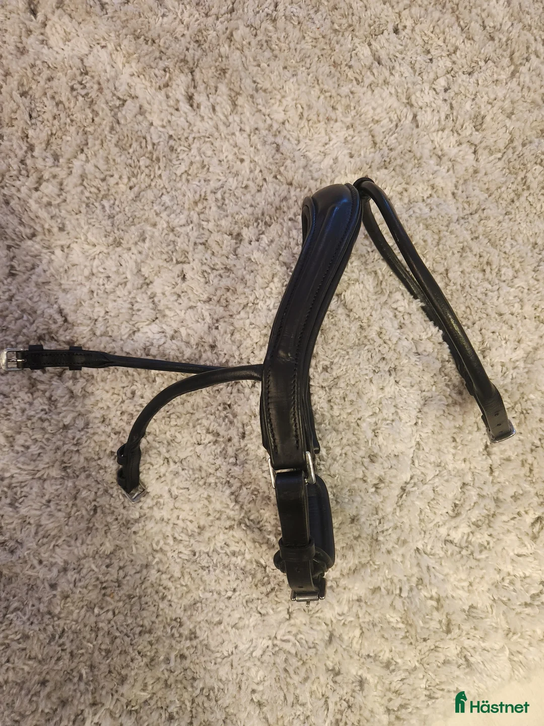 Träns hästutrustning till salu: Rundsydd nosgrimma med pullback, ergonomisk i Borlänge - Annons 1