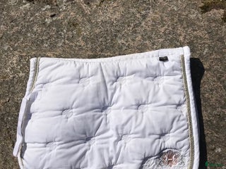 Schabrak & Vojlockar hästutrustning till salu: Vitt HV Polo schabrak till ponny i Göteborg - Annons 1