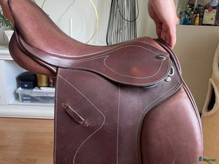 Sadlar hästutrustning till salu: 🐎 HKM hoppsadel 15,5” – utbytbart koppjärn i Västerhaninge - Annons 21