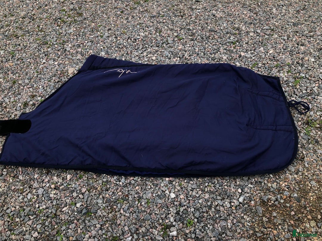 Täcken hästutrustning till salu: Fint stalltäcke i Kalix - Annons 1