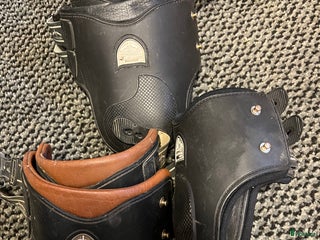 Benskydd hästutrustning till salu: Bakskydd Veredus i Ödsmål - Annons 3