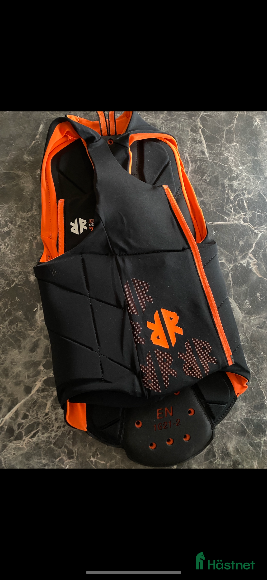 Säkerhetsvästar ryttarutrustning till salu: Västar, hjälm  i Jämjö - Annons 24