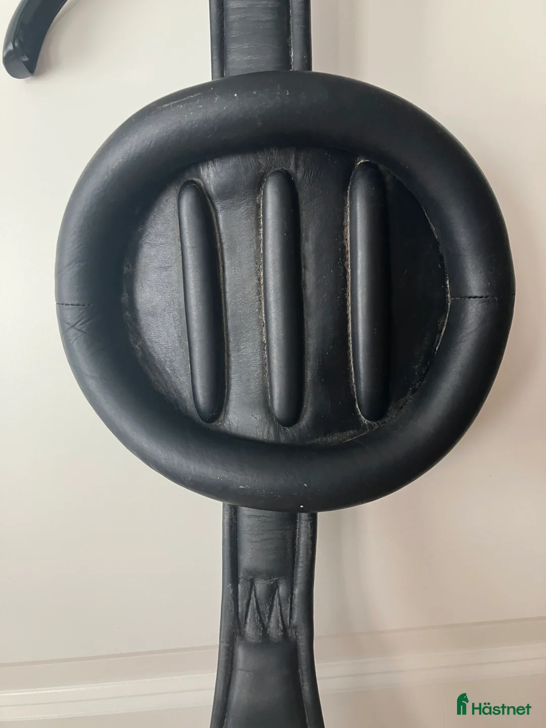 Sadeltillbehör hästutrustning till salu: Svart Dressyrgjord Prestige med stor platta  i Kågeröd - Annons 2