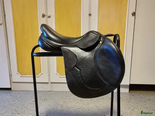 Sadlar hästutrustning Fun hoppsadel - Annons 1