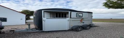 Hästtransporter  fordon & transport till salu: Nybesiktad. Sadelkammare. Fronturlastning - Annons 2