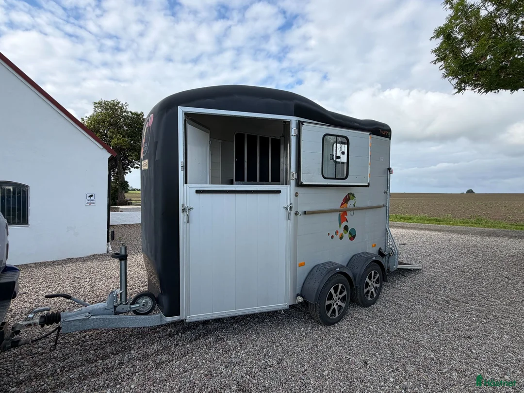 Hästtransporter  fordon & transport till salu: Nybesiktad. Sadelkammare. Fronturlastning - Annons 2