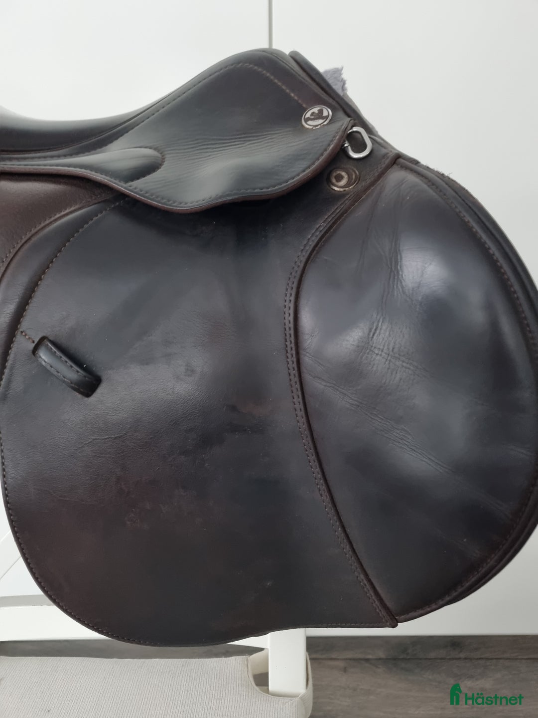 Sadlar hästutrustning till salu: Fin brun hoppsadel 17" i Tvååker - Annons 5