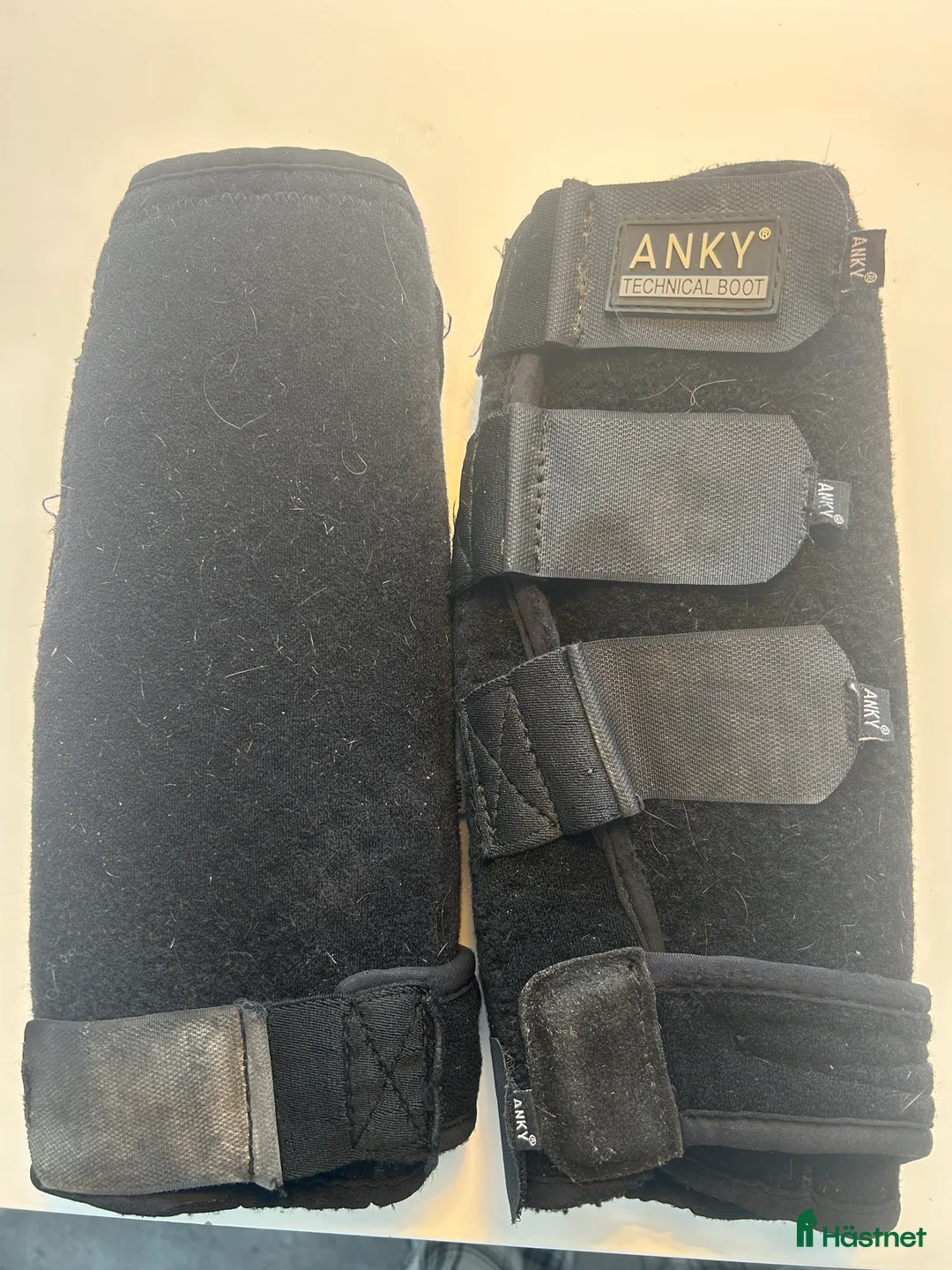 Benskydd hästutrustning till salu: Dressyrbenskydd Anki Svart neopren Fram & bak  i Växjö - Annons 1