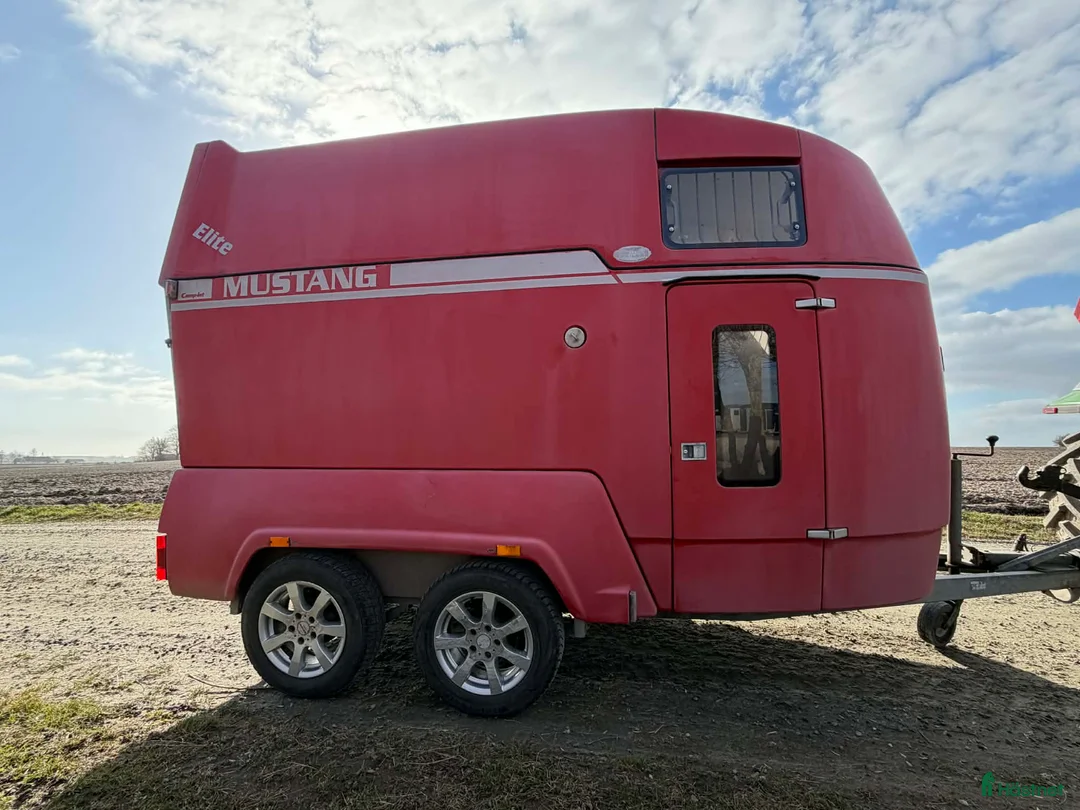 Hästtransporter  fordon & transport till salu: Fin och nybesiktad hästtransport, maxutrustad! - Annons 1