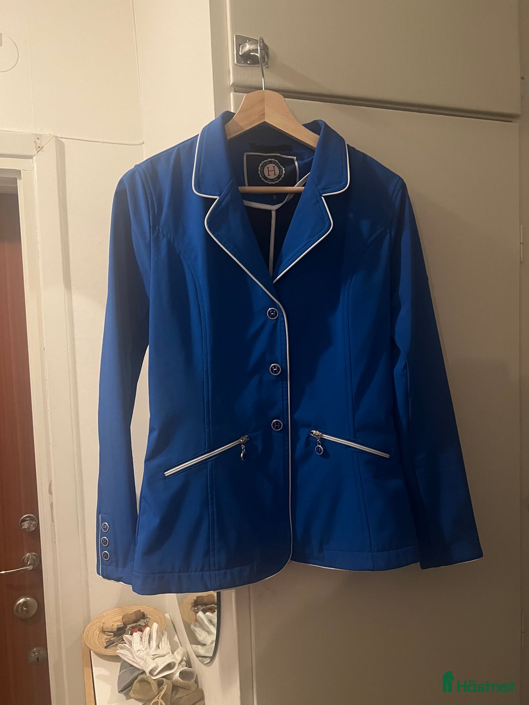 Jackor & Kavajer ryttarutrustning till salu: Snygg blå harcour tävlingskavaj i Johanneshov - Annons 1