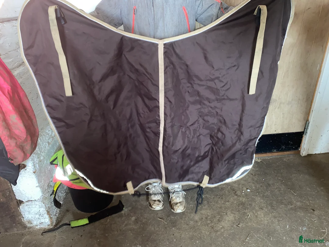 Sadeltillbehör hästutrustning till salu: Hoppschabrak, hoppgjord och ländtäcke  i Bottnaryd - Annons 10