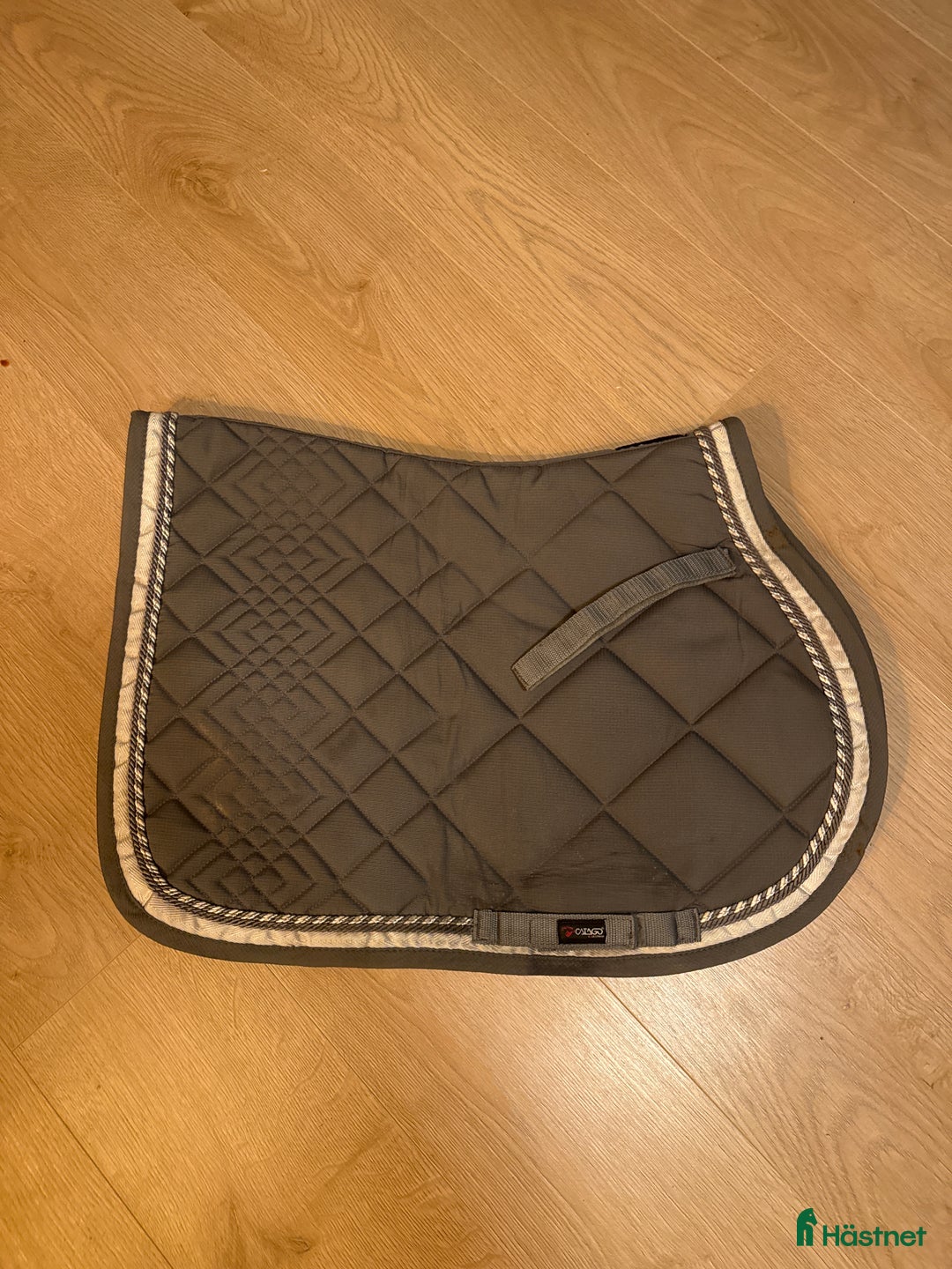 Schabrak & Vojlockar hästutrustning till salu: Grått Catago schabrak i Malmköping - Annons 1