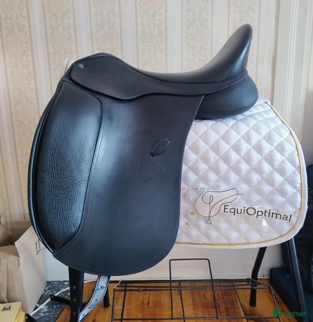 Sadlar hästutrustning till salu: NY Arena Dressyrsadel - Annons 1