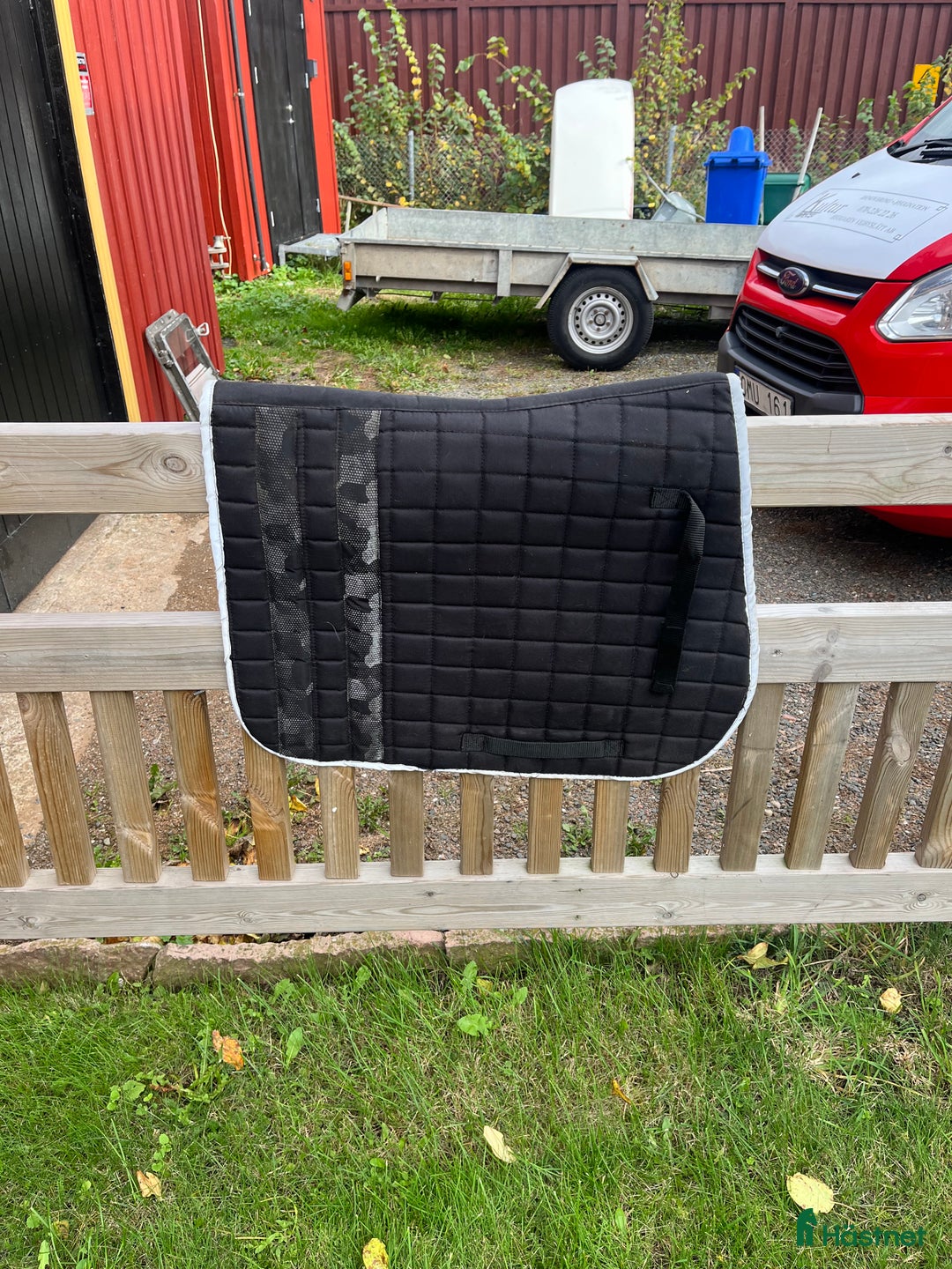 Schabrak & Vojlockar hästutrustning till salu: Svart dressyr scabrak med militär ränder  i Vejbystrand - Annons 1