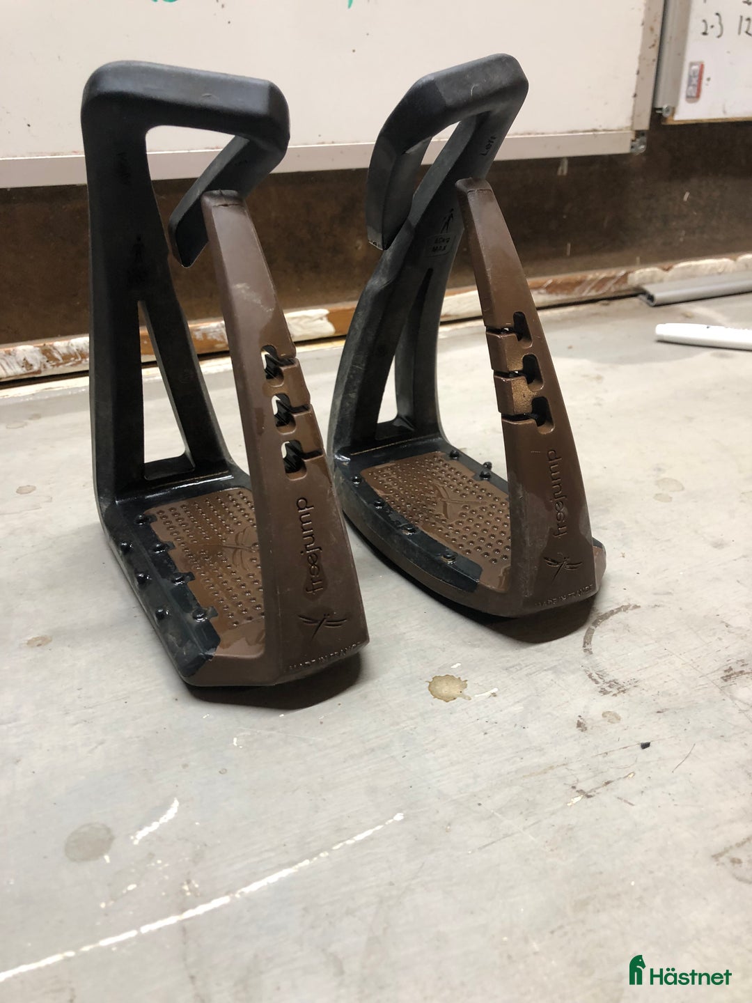 Stigbyglar hästutrustning till salu: Bruna Freejumps i fint skick i Munka-ljungby - Annons 1