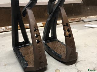 Stigbyglar hästutrustning till salu: Bruna Freejumps i fint skick i Munka-ljungby - Annons 9