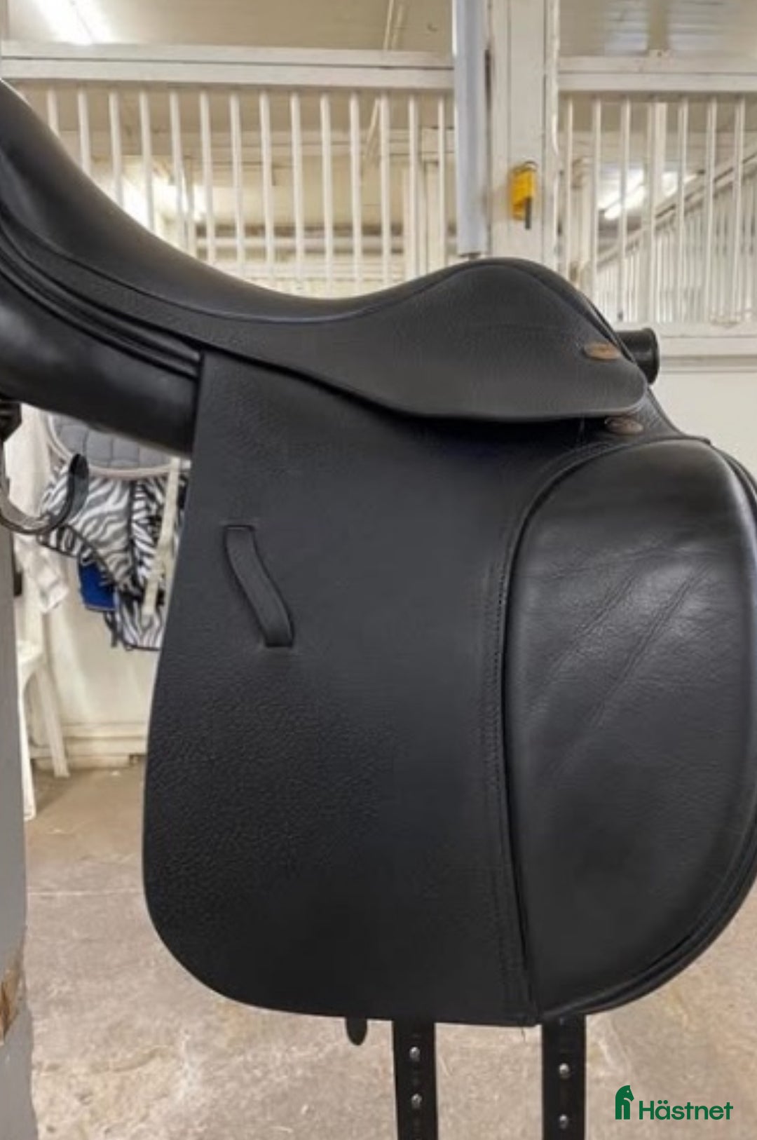 Sadlar hästutrustning till salu: Harry Dabbs dressyrsadel i Svärtinge - Annons 1