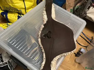 Sadeltillbehör hästutrustning HOPPGJORD ”EUROPEAN” MED FÅRSKINN 995 i Borlänge - Annons 3