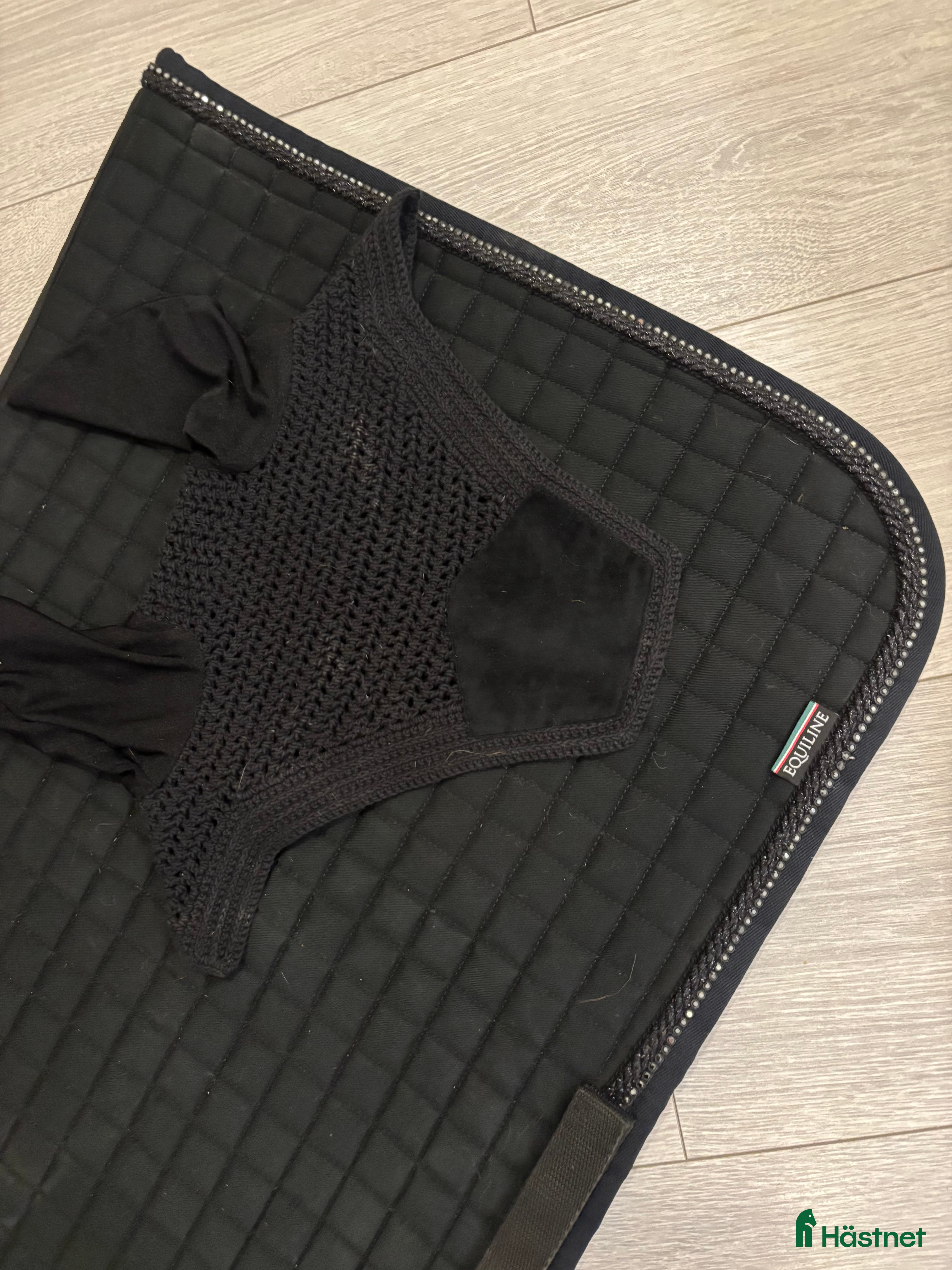 Schabrak & Vojlockar hästutrustning till salu: Equiline schabrak o huva från Kentucky  i Bro - Annons 17