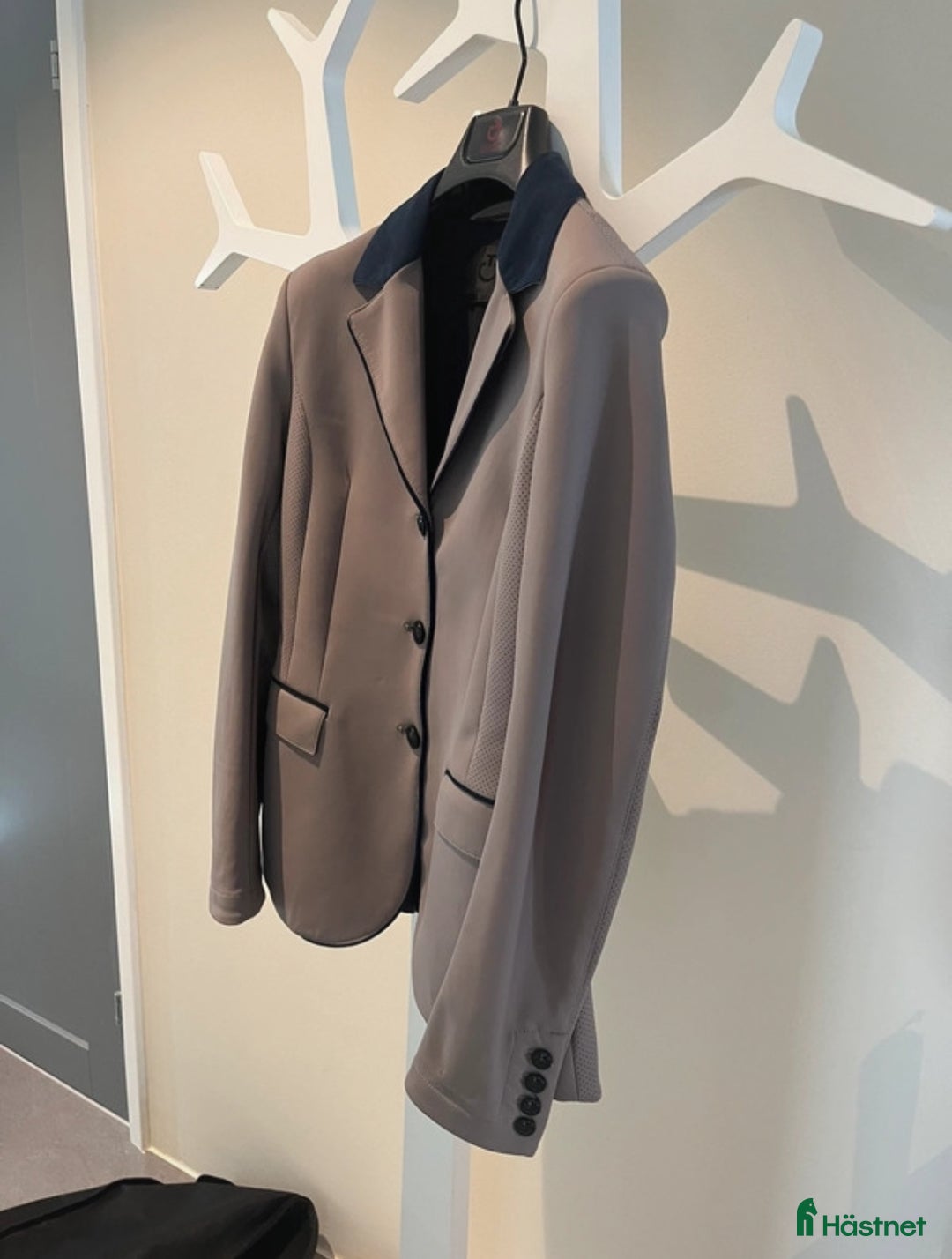 Jackor & Kavajer ryttarutrustning till salu: Kavaj i superfint skick  i Bjärred - Annons 3