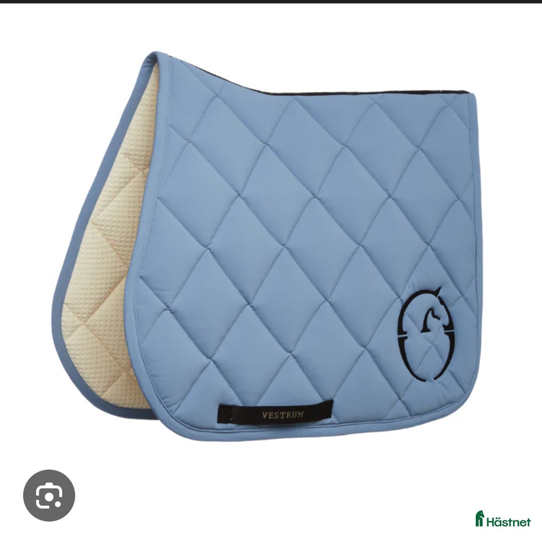Schabrak & Vojlockar hästutrustning till salu: Blått Vestrum schabrack  i Stockholm - Annons 1