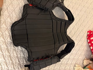 Säkerhetsvästar ryttarutrustning till salu: CRW svart junior väst klassisk i Stockholm - Annons 2