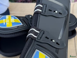 Benskydd hästutrustning till salu: Helt nya Lamicell senskydd Sverige 🇸🇪 i Lidingö - Annons 3