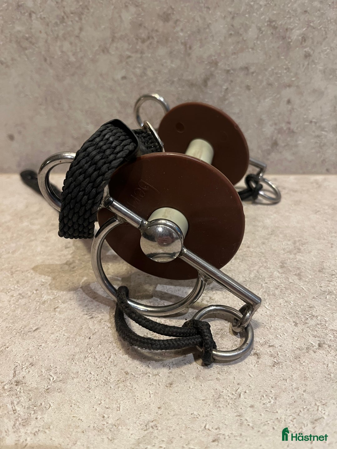 Bett hästutrustning till salu: Beris flippanbett i Allerum - Annons 1