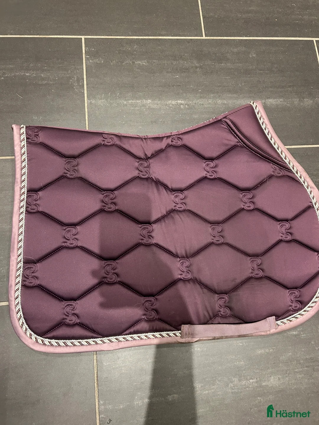Schabrak & Vojlockar hästutrustning till salu: Fint lila schabrak - Annons 2