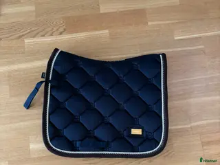 Schabrak & Vojlockar hästutrustning till salu: Equastrian Stockholm Dressyr Schabrak - Annons 2