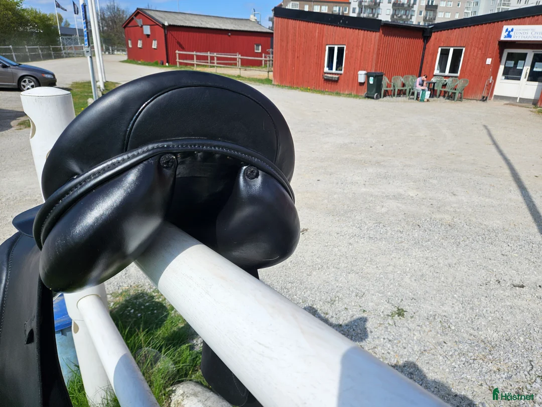 Sadlar hästutrustning till salu: Jensen Bendor allround mot dressyr i Lund - Annons 5