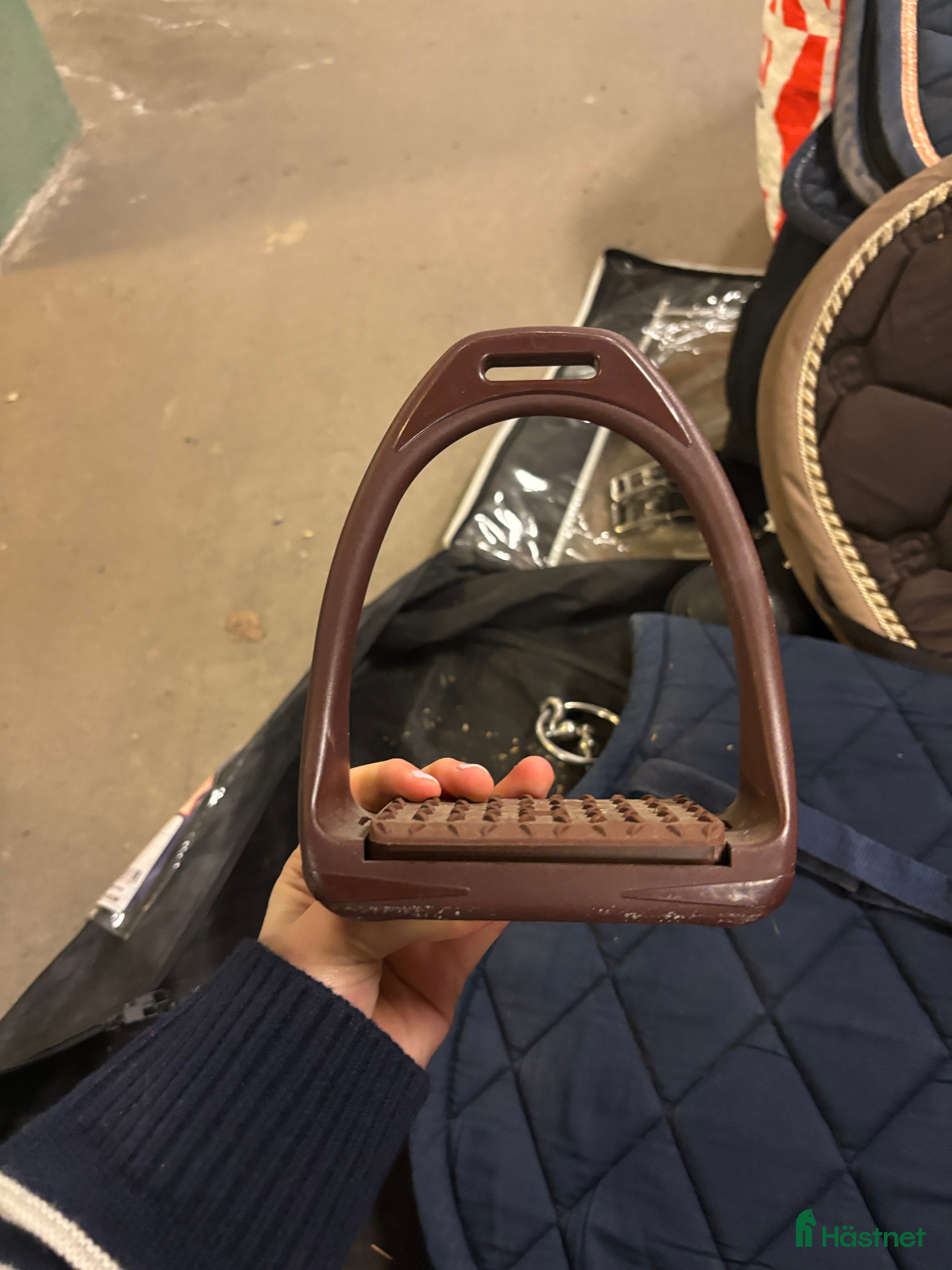 Stigbyglar hästutrustning till salu: Stigbyglar i Stockholm - Annons 17