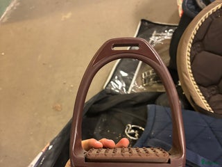 Stigbyglar hästutrustning till salu: Stigbyglar i Stockholm - Annons 13