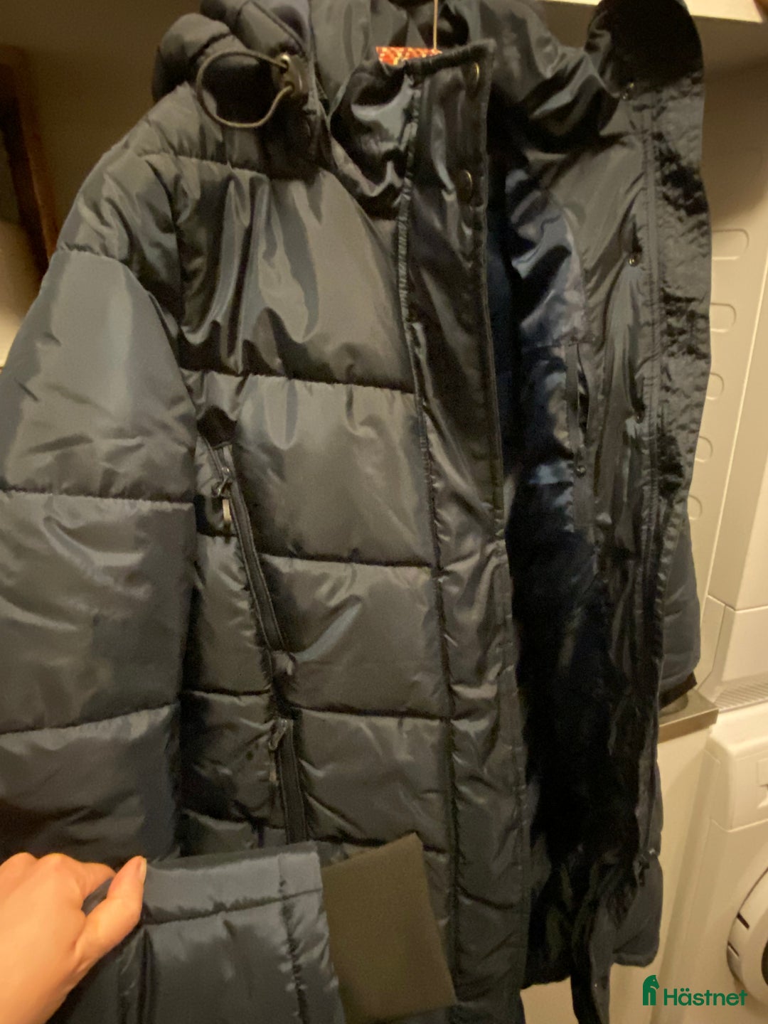 Jackor & Kavajer ryttarutrustning till salu: Gosigaste vinterkappan  i Klagshamn - Annons 4
