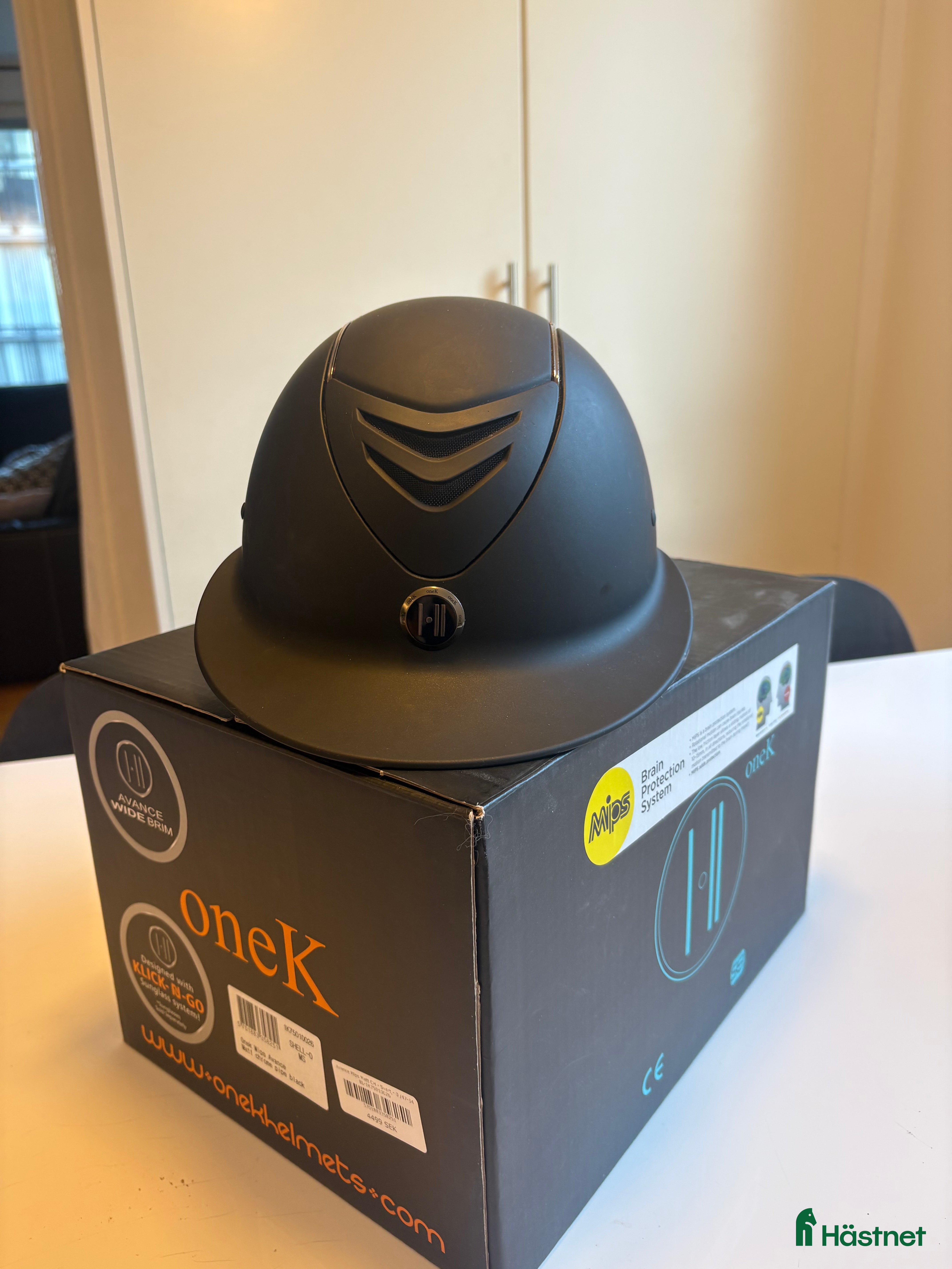 Hjälmar ryttarutrustning till salu: Onek ridhjälm med mips och solskärm - Annons 1