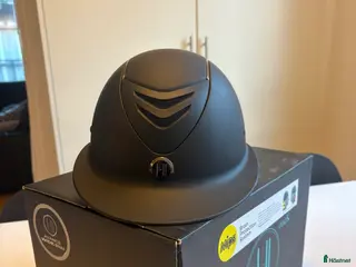 Hjälmar ryttarutrustning till salu: Onek ridhjälm med mips och solskärm - Annons 1