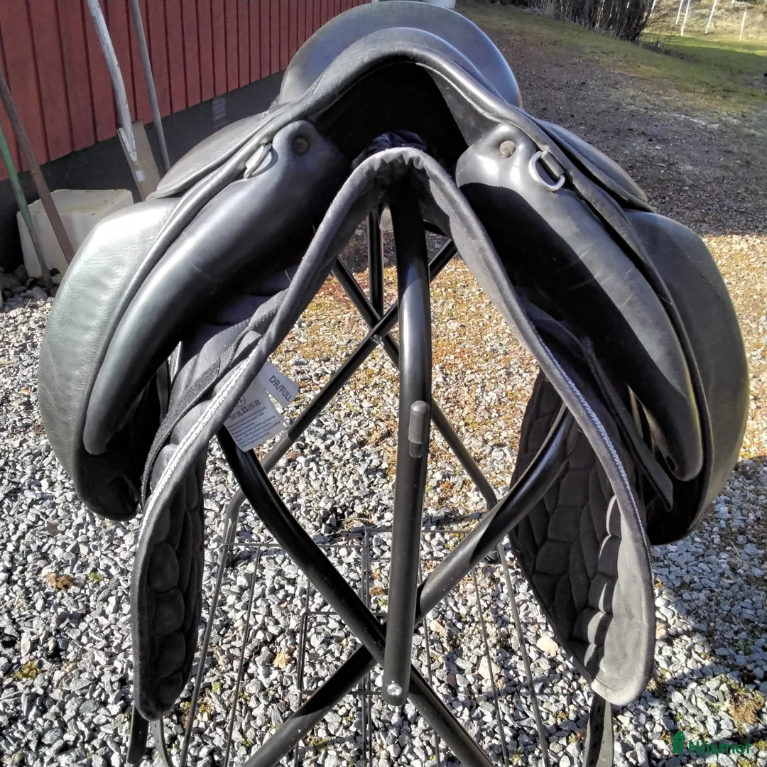 Sadlar hästutrustning till salu: CHILDERIC DI 17" (FRANSK 18") - Annons 1