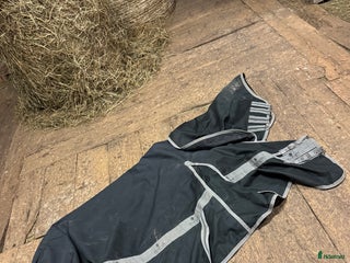 Täcken hästutrustning till salu: Halstäcke 155 i Falun - Annons 1