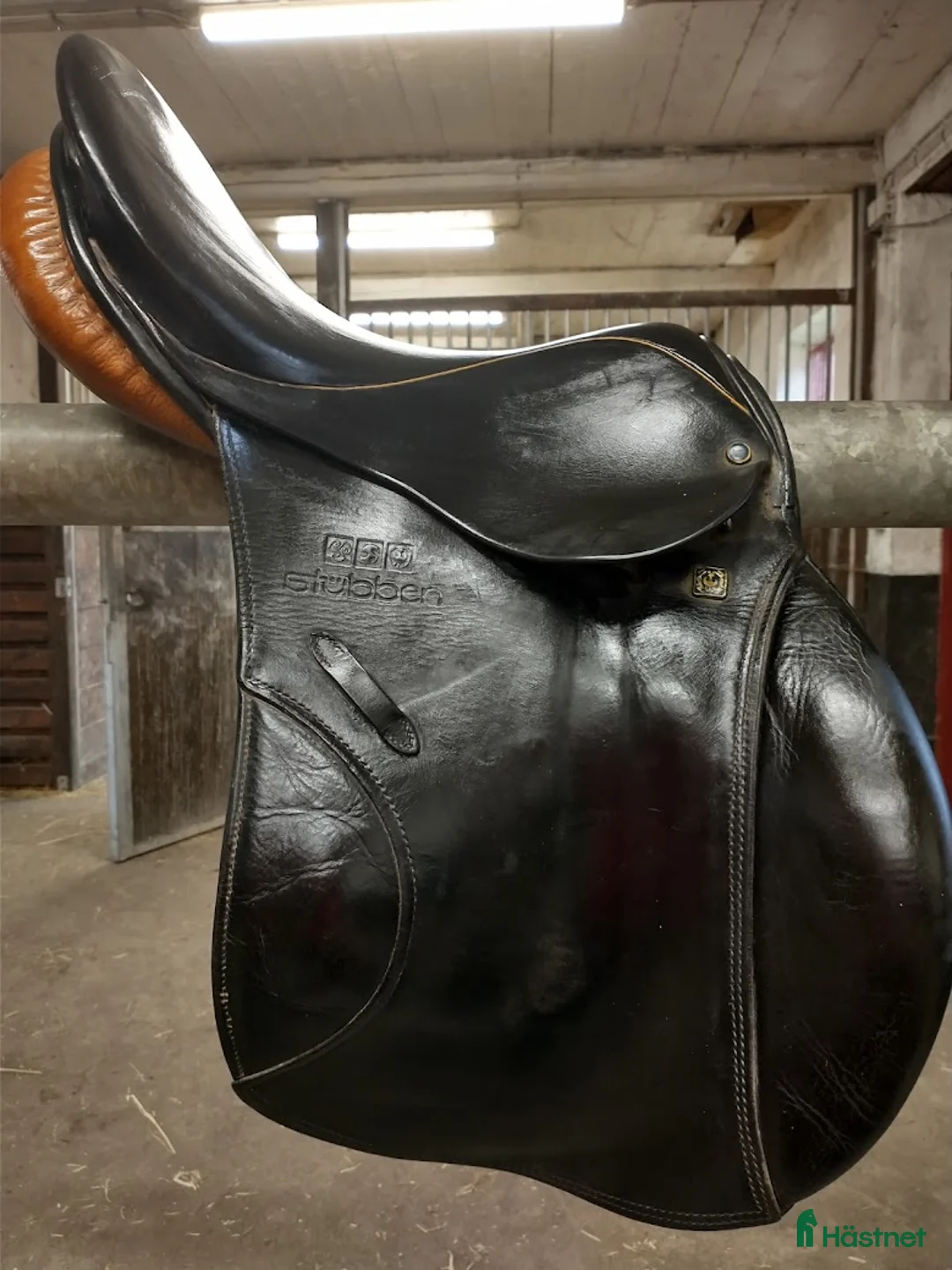 Sadlar hästutrustning till salu: hoppsadel med mycket stöd i Tygelsjö - Annons 1