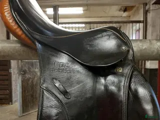 Sadlar hästutrustning till salu: hoppsadel med mycket stöd i Tygelsjö - Annons 3