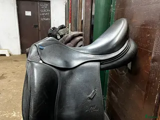 Sadlar hästutrustning Välvårdad Lippo Azzario Alto - Annons 1