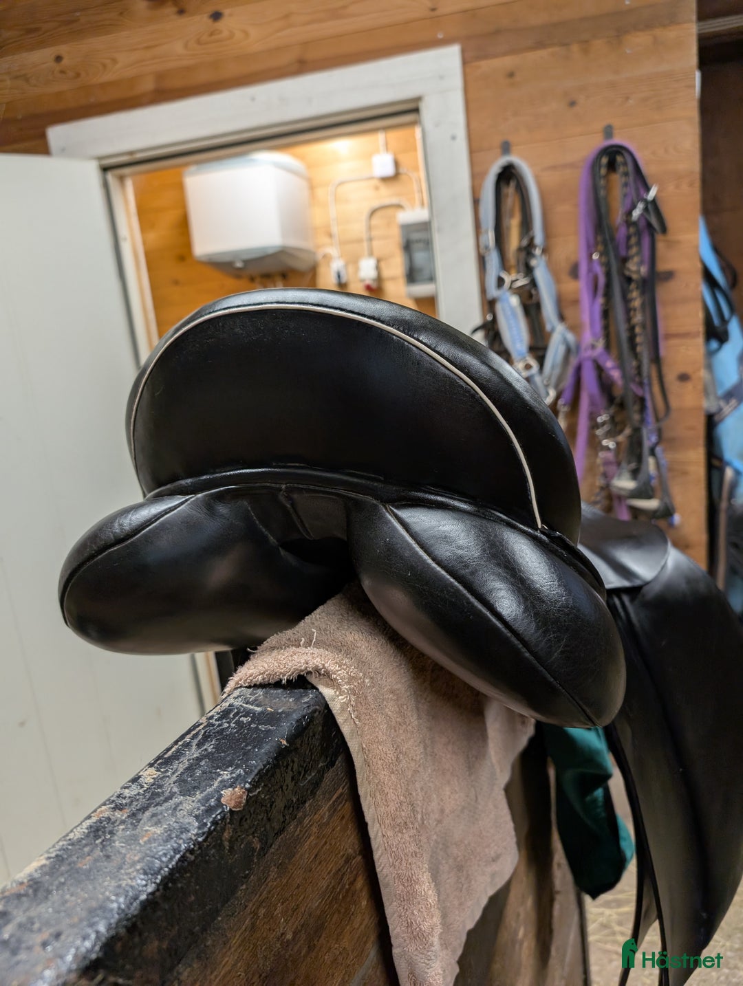 Sadlar hästutrustning till salu: Fint dressyr sadel i Köping - Annons 4