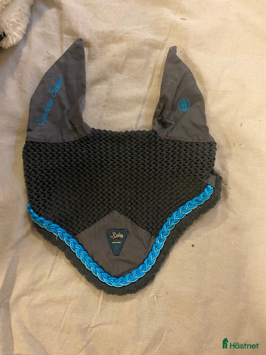 Träns hästutrustning till salu: Grå huva med en blå fläta  i Uddevalla - Annons 1