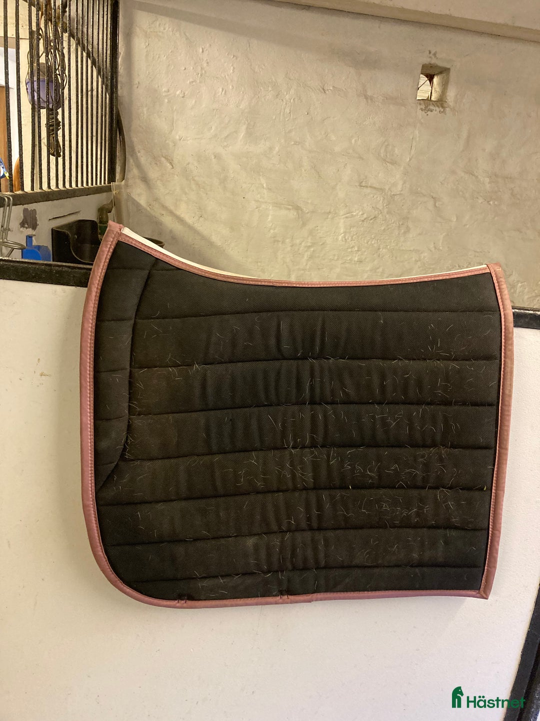 Schabrak & Vojlockar hästutrustning till salu: Rosa dressyr schabrak!💓 i Alnö - Annons 4