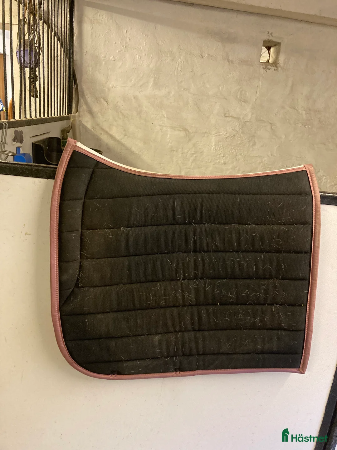 Schabrak & Vojlockar hästutrustning till salu: Rosa dressyr schabrak!💓 i Alnö - Annons 4