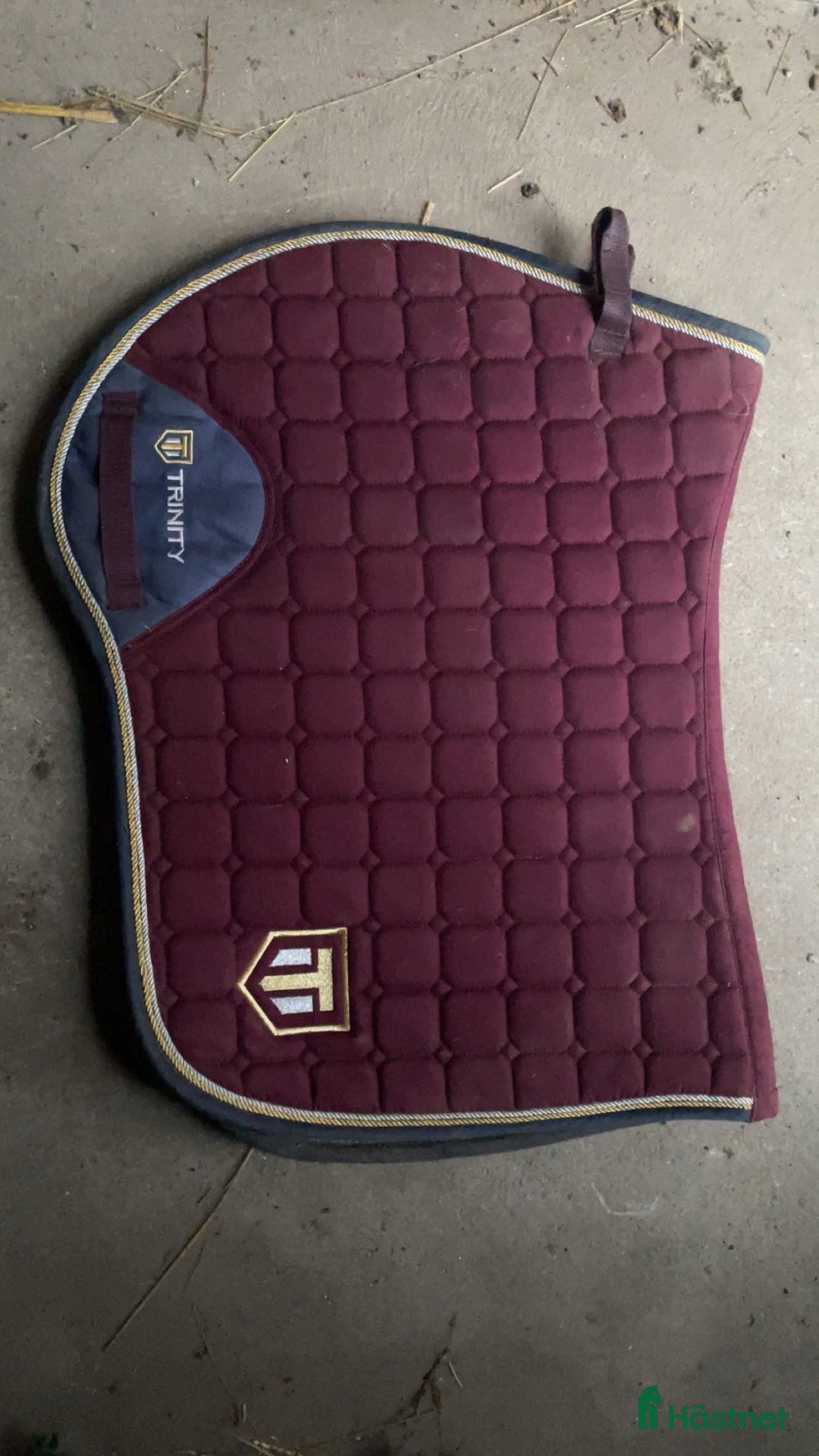 Schabrak & Vojlockar hästutrustning till salu: Vinrött trinity schabrak  i Norrtälje - Annons 1