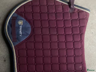 Schabrak & Vojlockar hästutrustning till salu: Vinrött trinity schabrak i Norrtälje - Annons 4