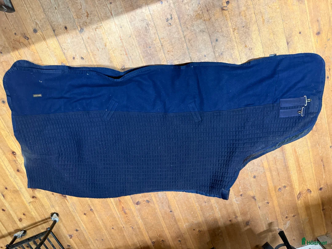 Täcken hästutrustning till salu: Hansbo fleecetäcke i Adelsö - Annons 1