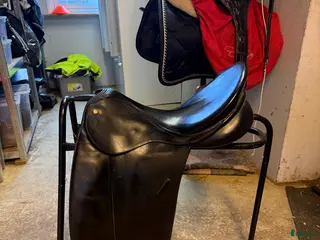 Sadlar hästutrustning Äldre Bates dressyrsadel - Annons 7