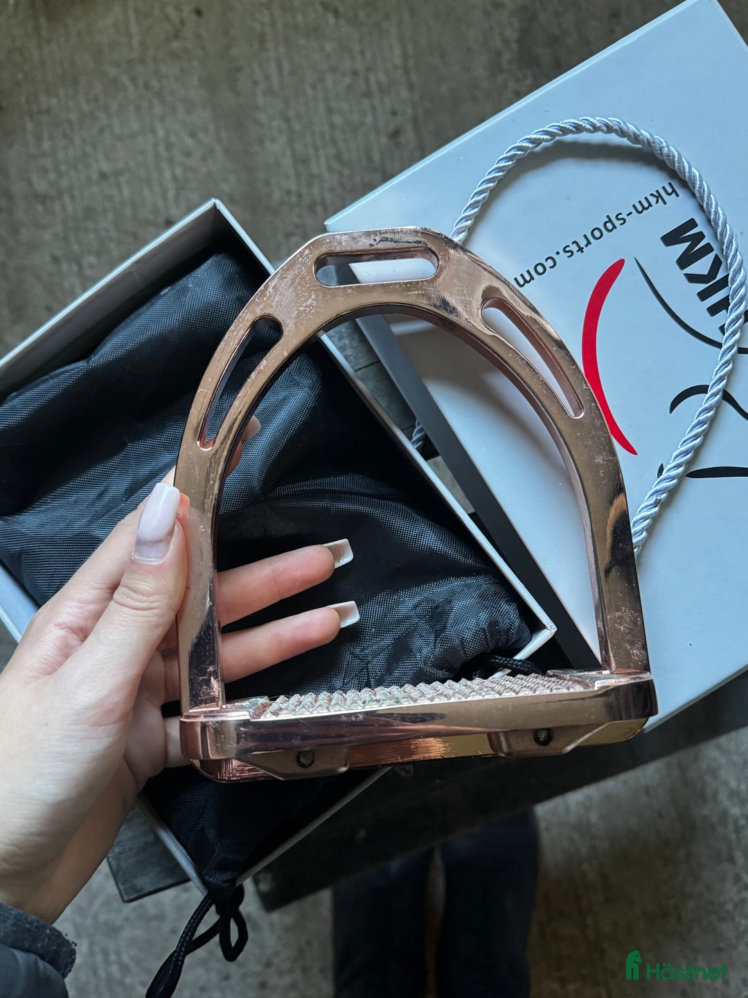 Stigbyglar hästutrustning till salu: Rosé stigbyglar  i Malmköping - Annons 2